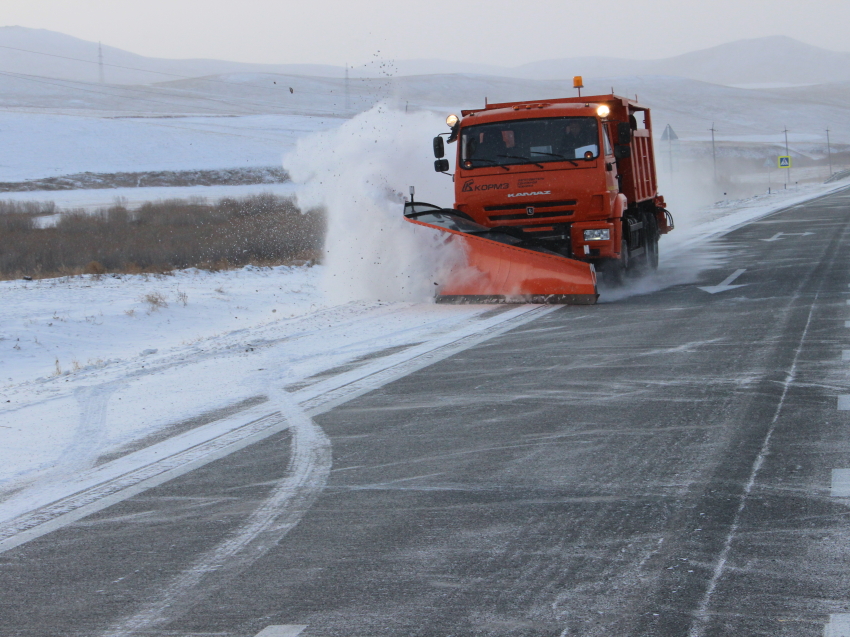 Около 60 единиц дорожной техники вышли на расчистку участков федеральных дорог Забайкалья от снега